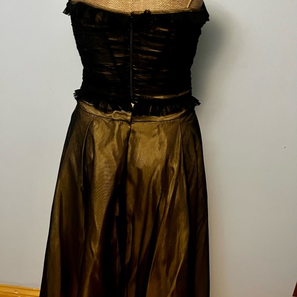 It’s a size 10 but fits like a 6 in woman’s. 2 price - Picture 3 of 3